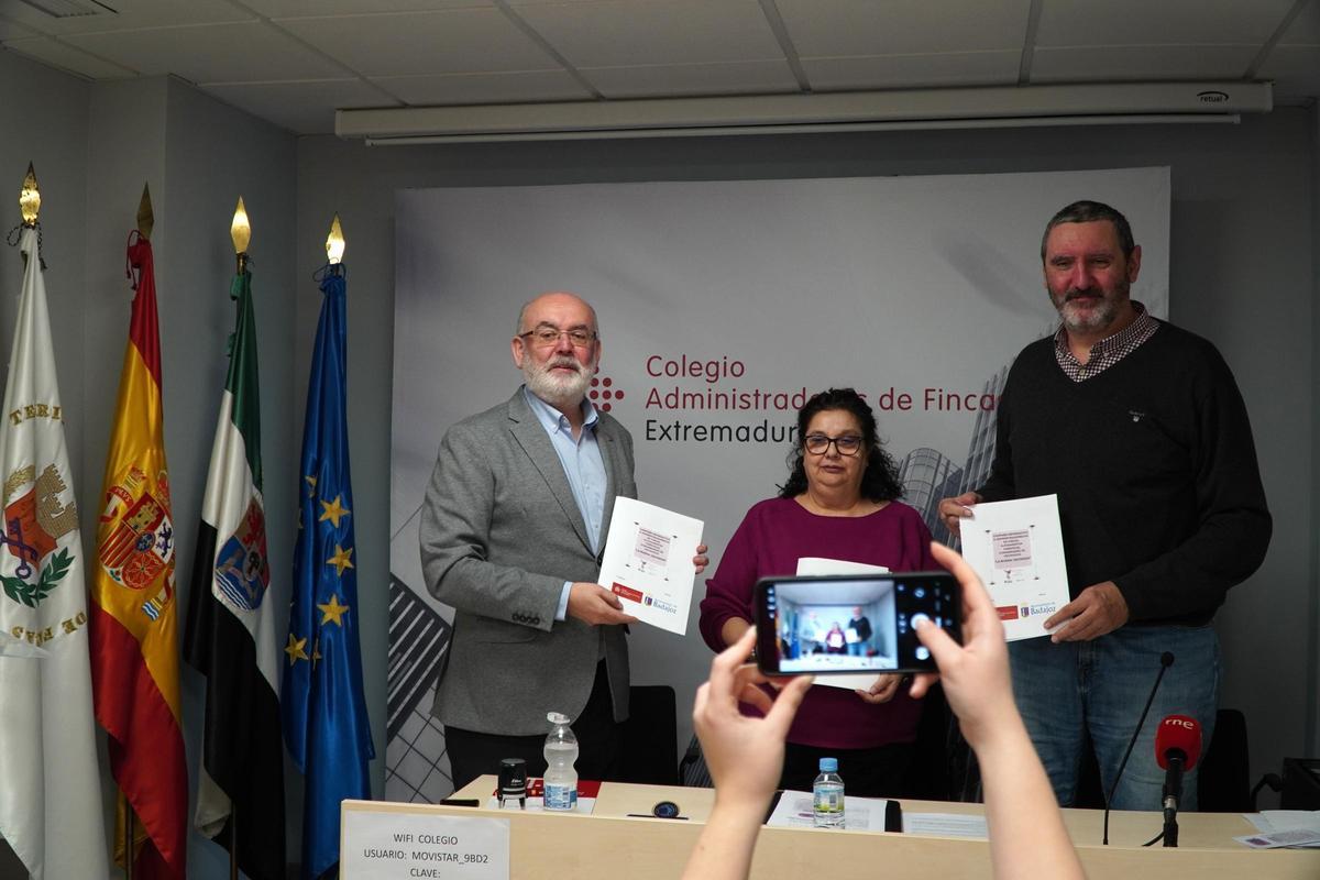 Juan Antonio Martín Rodríguez, presidente del Colegio de Administradores de Fincas de Extremadura; Flor Fondón, presidenta de Adhex; Juan Pérez Márquez, concejal de Insituto Municipal de Servicios Sociales, firman la declaración