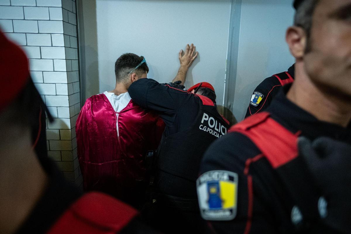 Una jornada de carnavales con la policía canaria