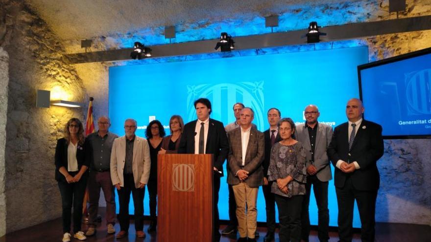 El delegat del Govern de la Generalitat, al centre de la imatge, acompanyat de tots els directors territorials de la Generalitat a Girona