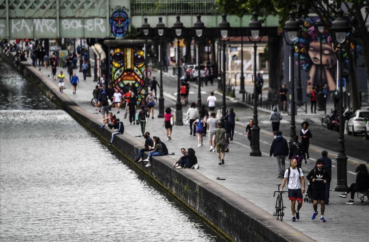 La gente camina a lo largo del Canal de l’Ourcp.