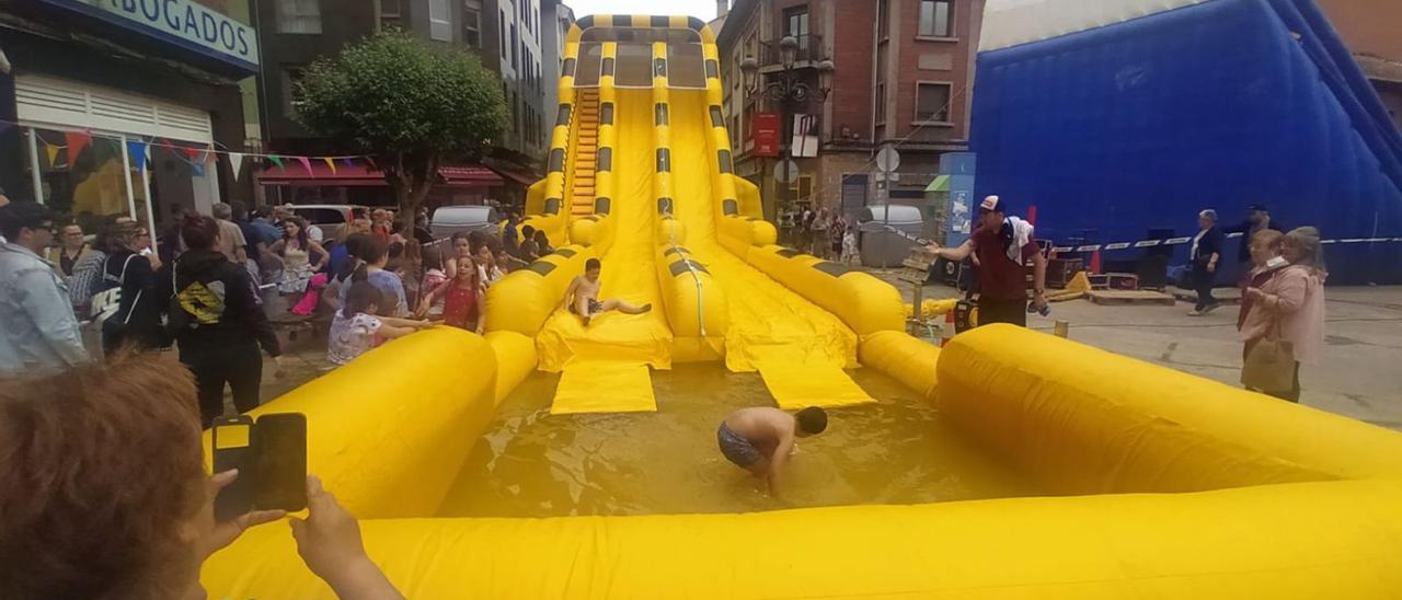 Uno de los hinchables acuáticos instalados junto a la plaza de Abastos. |  | D. M.