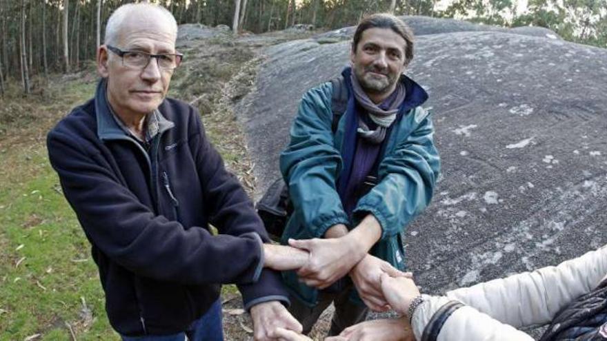 Antón García y Alfredo López, unidos por la iniciativa de conservación, en Auga da Laxe.  // Marta G. Brea