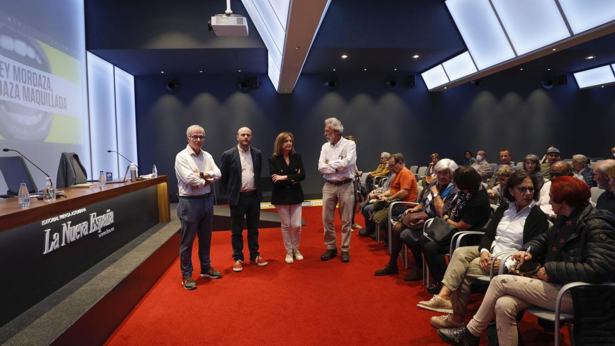 Por la izquierda, Miguel Presno, Carlos Escaño, Concepción Pol y Javier Bauluz, ayer, en el Club Prensa Asturiana.  | Luisma Murias