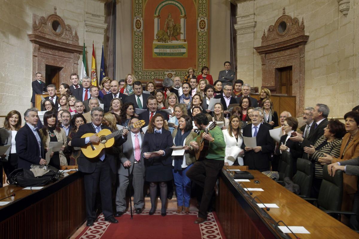 ANDALUCÍA. SEV08. SEVILLA, 22/12/2011.-Un grupo de diputados y trabajadores del Parlamento andaluz cantan villancicos tras la última sesión plenaria como es tradición en esta cámara autonómica.EFE/Juan Ferreras. Diputados y trabajadores Parlamento ANDL. Navidad. Tradiciones. Villancicos
