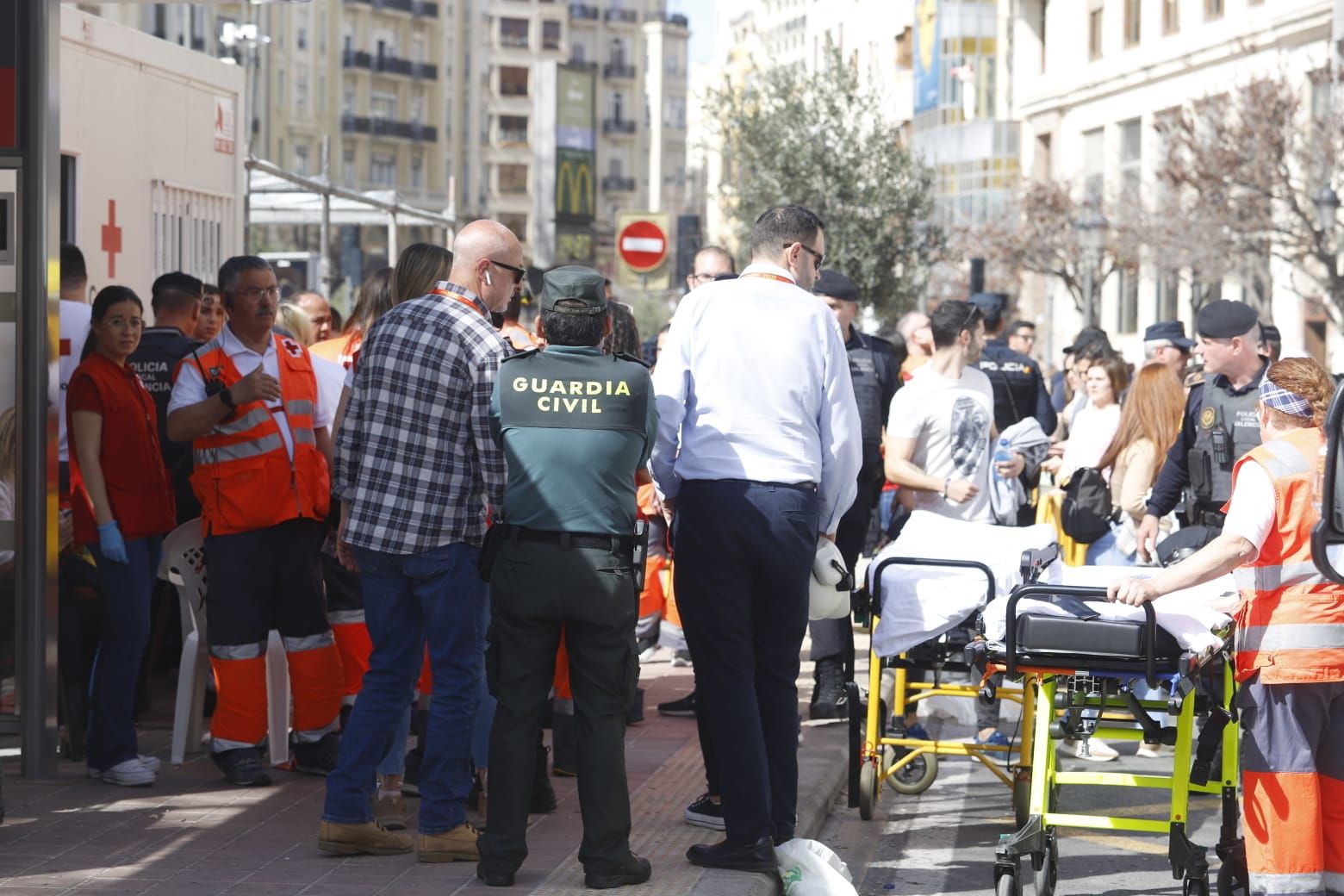 Alrededor de 20 personas resultan heridas en la mascletà al desviarse una carcasa