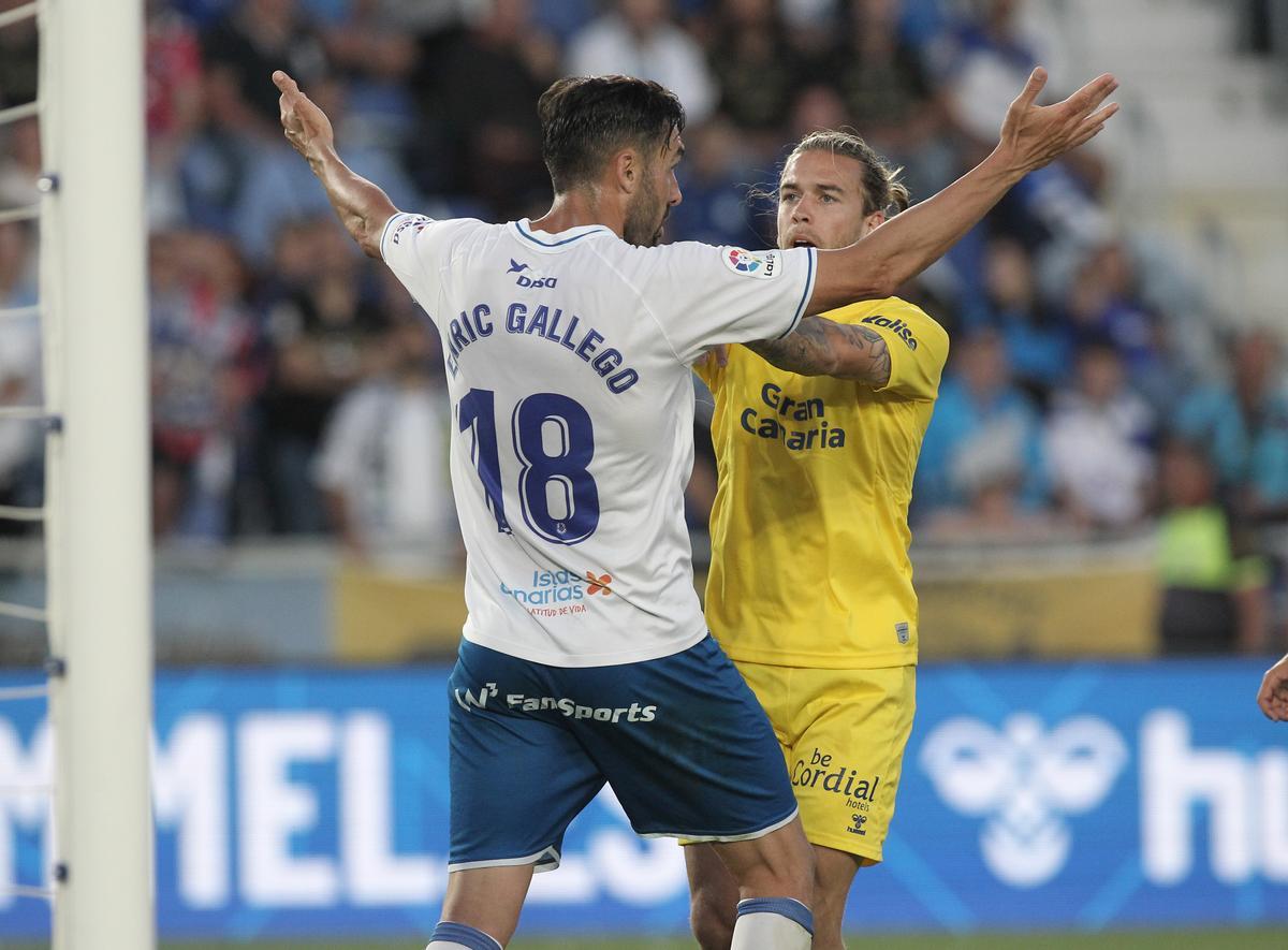 Álvaro Jiménez empuja a Gallego, el pasado sábado, en el Heliodoro.