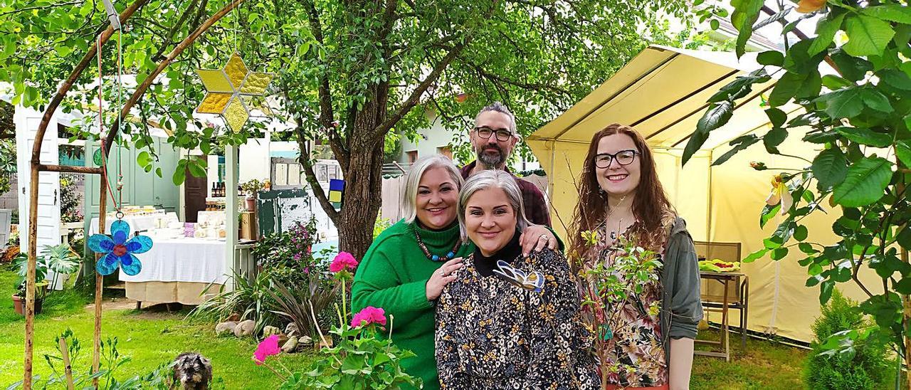 . | A. G. | ISABEL Y CARMEN SOBERADO, JESSICA ÁLVAREZ Y JOSÉ ALFONSO, EN EL JARDÍN DE ORIGEN VEGETAL, EN PANES