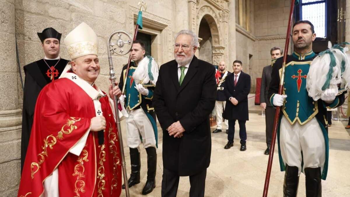 El arzobispo de Santiago, monseñor Francisco José Prieto, junto a Miguel Santalices este martes en la Catedral de Santiago