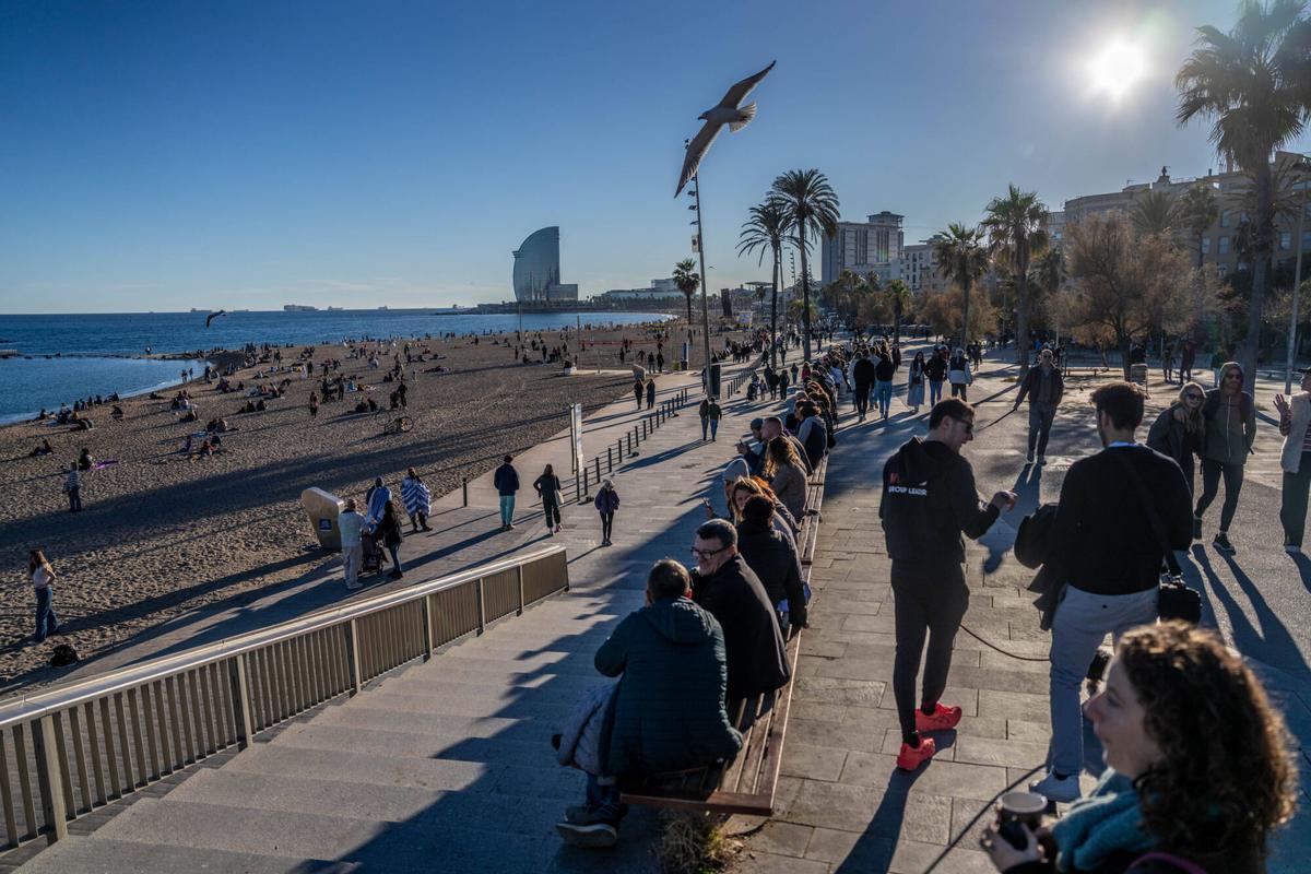 En manga corta a 8 de diciembre en Barcelona. La buena temperatura, llena las playas de la ciudad.
