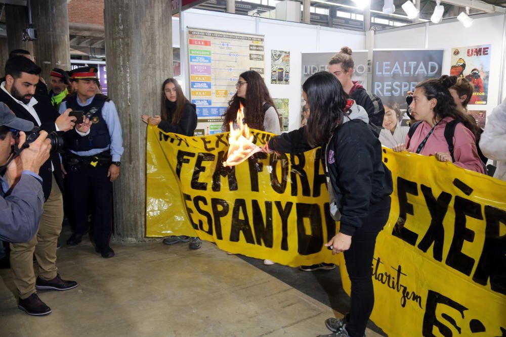 Protestes i crema de fotos contra l'Exèrcit a l'Expojove de Girona