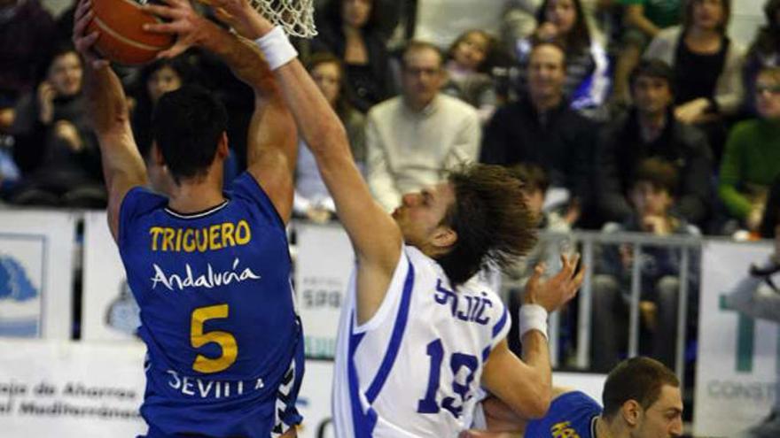 Stojic trata de arrebatar un balón a Trigueros.