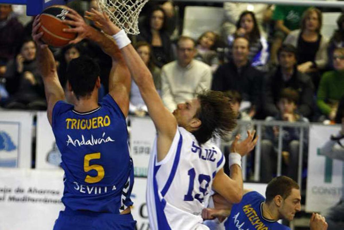 Stojic trata de arrebatar un balón a Trigueros.