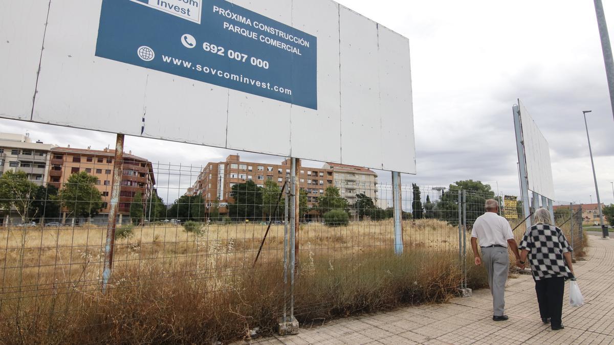 Cartel que anuncia la próxima ejecución del parque comercial, que estará ubicado en una parcela entre las calles Túnez y San Petersburgo.