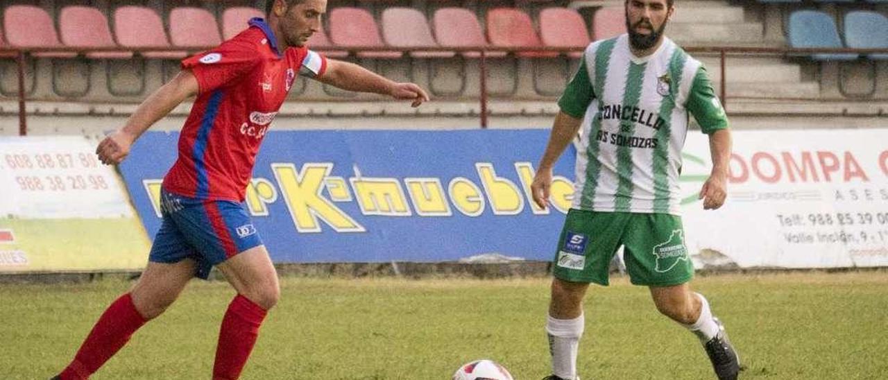 Rubén Durán se dispone a colgar un balón en O Couto. // Enzo Sarmiento