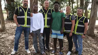 Policías y supervivientes del cayuco naufrado en el Hierro: un reencuentro que pone la piel de gallina
