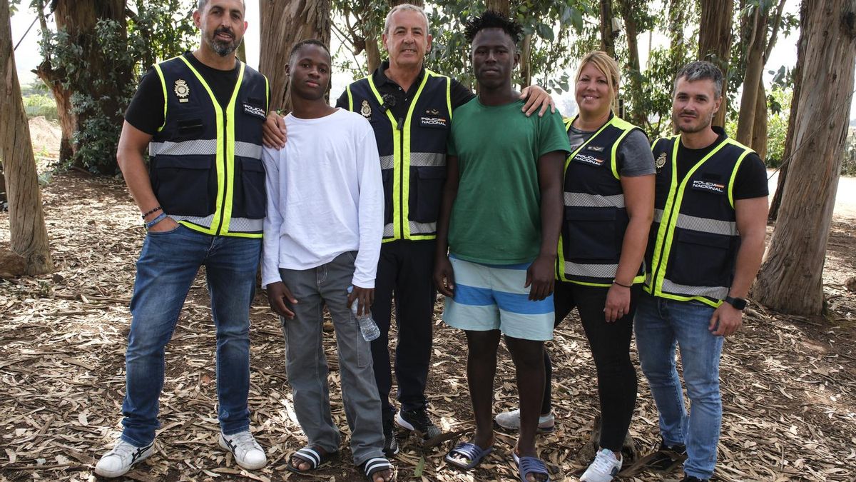 Reencuentro entre migrantes rescatados y policías que intervinieron en la tragedia de El Hierro