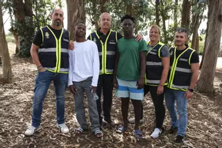 Reencuentro entre migrantes rescatados y policías que intervinieron en la tragedia de El Hierro