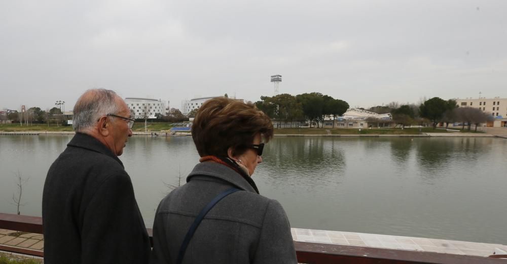 Los especialistas, que necesitan luz natural, trabajan en una zona balizada en un margen del río, apoyados por una lancha de la Policía Nacional, todo ello vigilado por agentes que impiden el acceso a la orilla de la dársena.