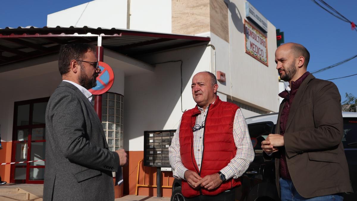 El alcalde, Diego José Mateos, y el concejal de Sanidad, José Ángel Ponce, durante la visita que realizaban hace unos días a las obras.