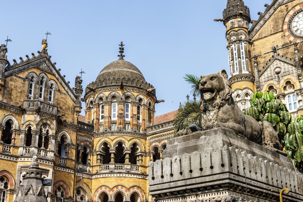 Exterior de la terminal Chhatrapati Shivaji, anteriormente la estación Victoria Terminus en Mumbai.