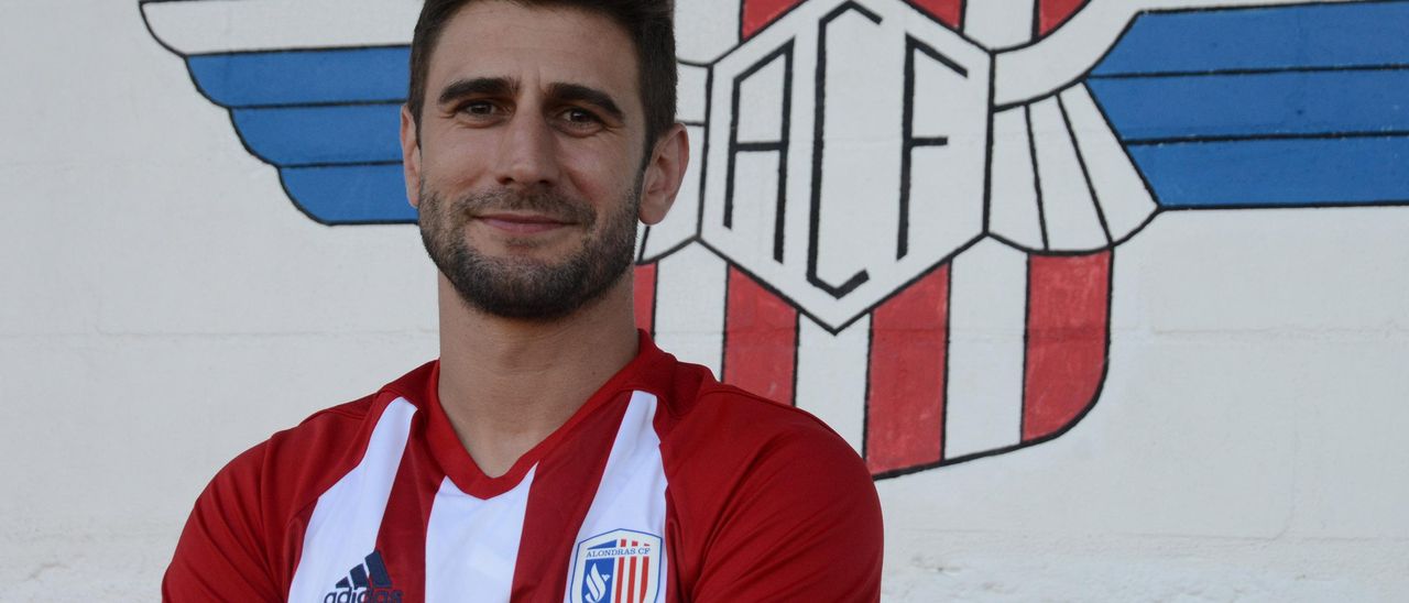 El capitán del Alondras, Mauro, posa con una camiseta con el escudo propuesto.