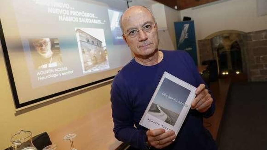 El neurólogo Agustín Acebes Fuertes, con su libro &quot;Caminos del silencio&quot;, en el palacio de Valdecarzana.