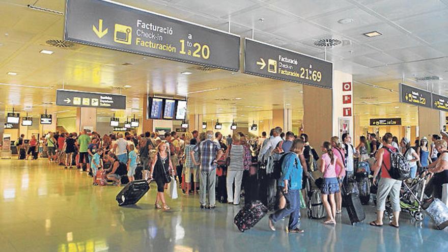 Pasajeros en el aeropuerto de Ibiza.