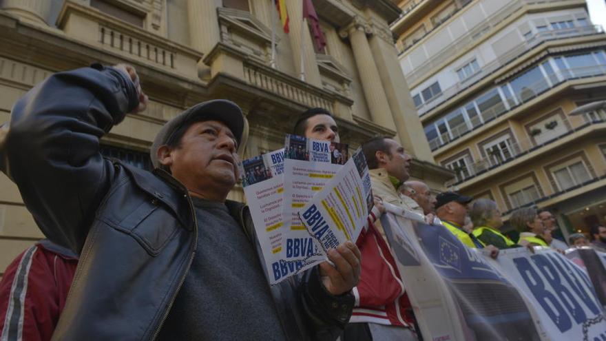 Miembros de la PAH en la protesta de esta mañana