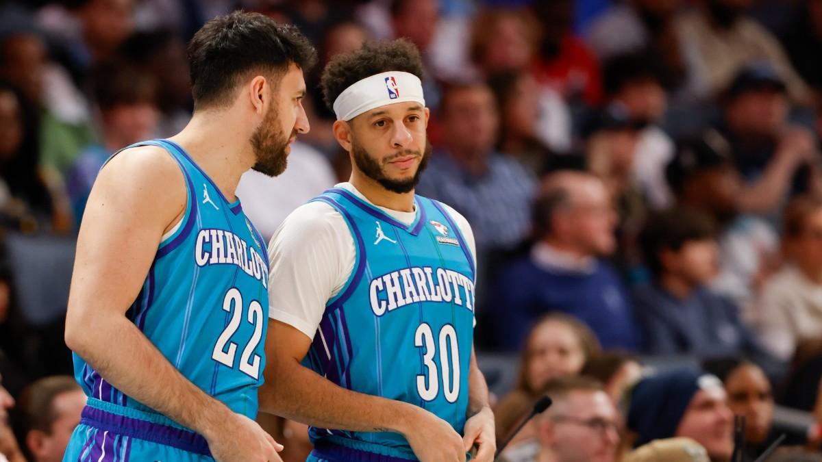 Micic, charlando con Seth Curry, su nuevo compañero y hermano de Steph