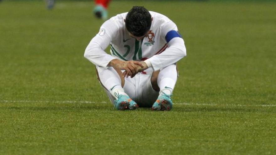 Cristiano Ronaldo se lamenta durante el partido ante Rusia.