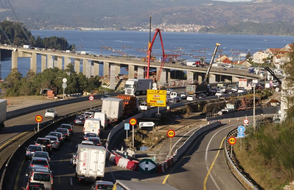 Un accidente entre tres camiones colapsa Rande