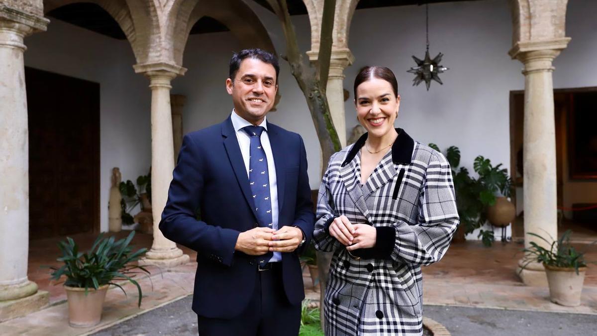 El director del Palacio de Viana, Leopoldo Izquierdo y la cantante afincada en Córdoba, Roko.