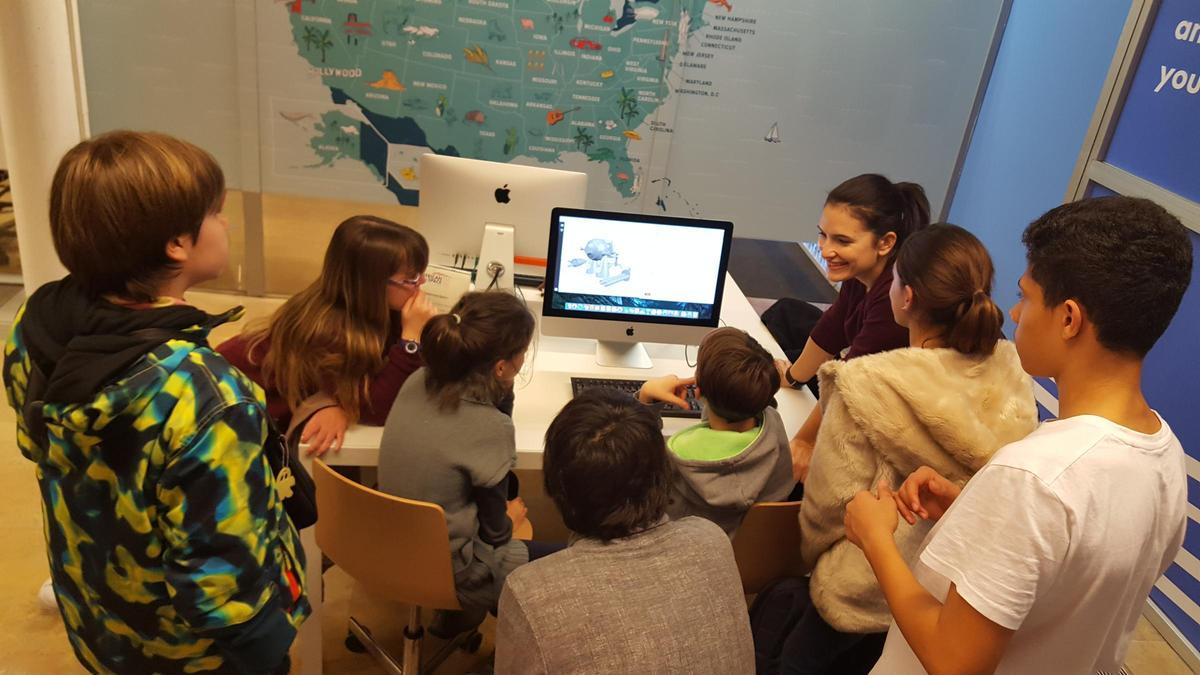 Una actividad en el American Space Barcelona, ubicado en la biblioteca de Can Fabra