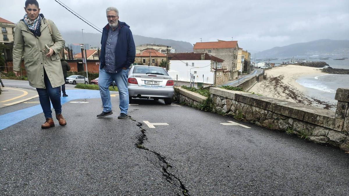 La alcaldesa de Moaña y el técnico de Urbanismo del Concello en la grieta en Masandía.