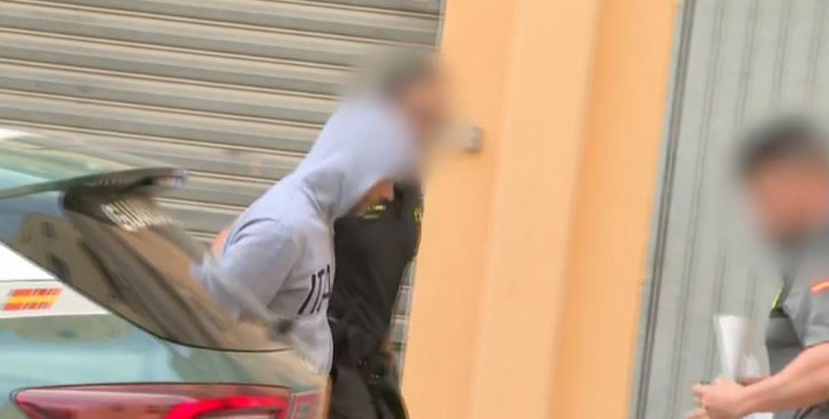 El detenido, a su llegada al juzgado de Ontinyent, este martes, en una imagen captada por À Punt.
