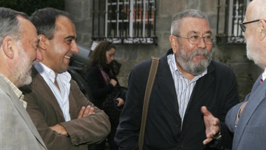 Cándido Méndez (derecha), hoy, tras participar en una conferencia de la UIMP en A Coruña