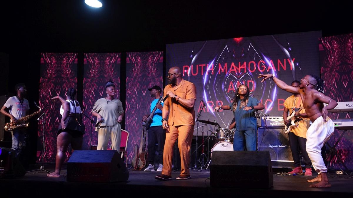 Ruth Mahogany &amp; The ARB Music Band actúan en el encuentro Vis a Vis organizado por Casa África la semana pasada en Lagos, Nigeria.