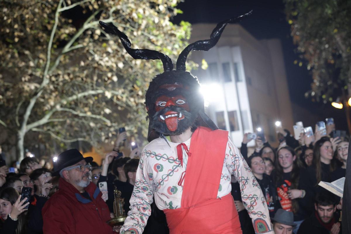 Sant Antoni se encomienda a sus fieles en un Primer Ball multitudinario en Manacor Sant Antoni se encomienda a sus fieles en un Primer Ball multitudinario en Manacor