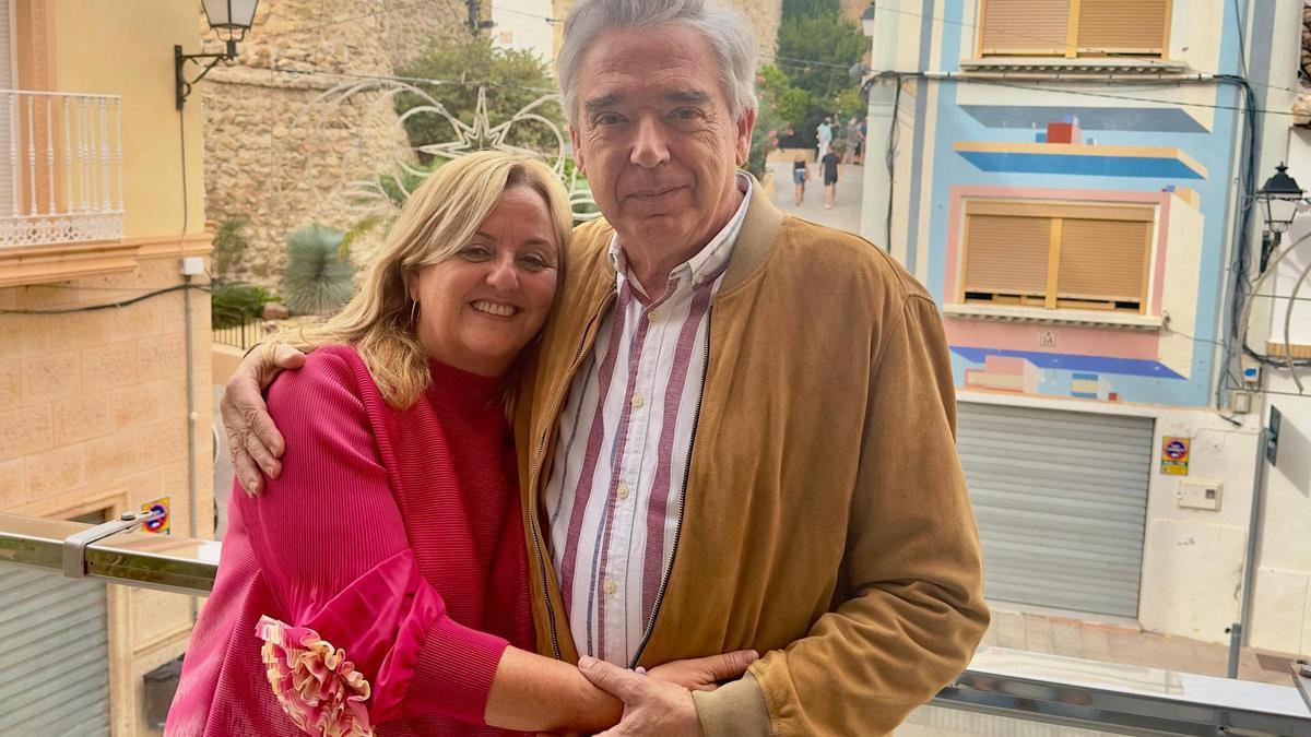 La alcaldesa abraza a Del Pino: siempre han tenido una gran complicidad