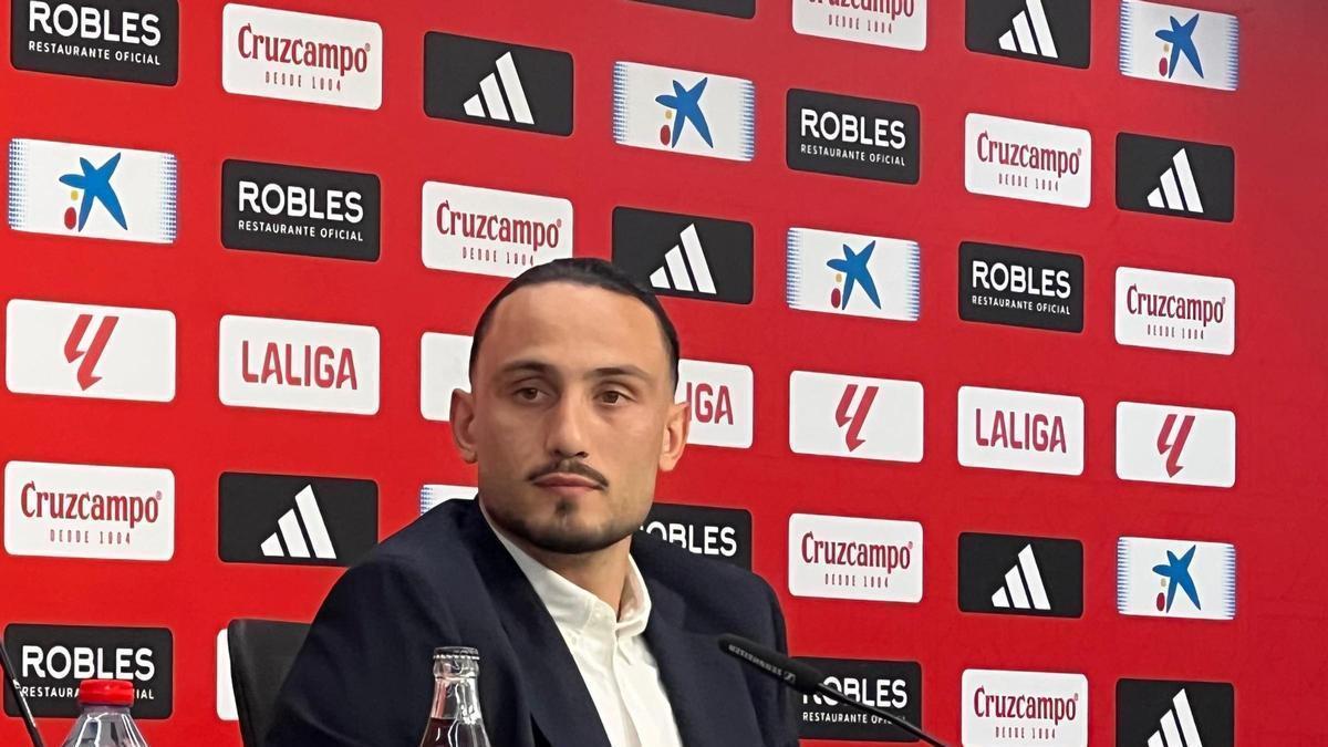 Giorgi Kochorashvili, en su presentación como nuevo jugador del Sevilla FC