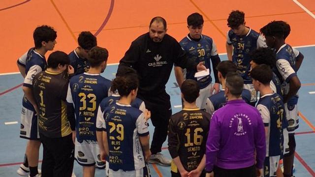 Felipe Barrientos da instrucciones a la escuadra cadete durante un tiempo muerto. | BALONMANO ZAMORA