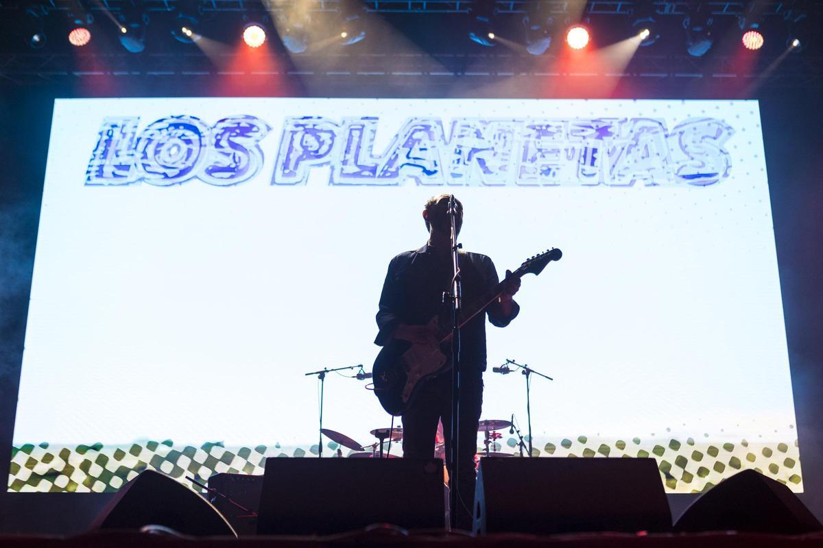 Jota, cantante y guitarrista de Los Planetas, durante el concierto en el que interpretan su 'Super 8'.