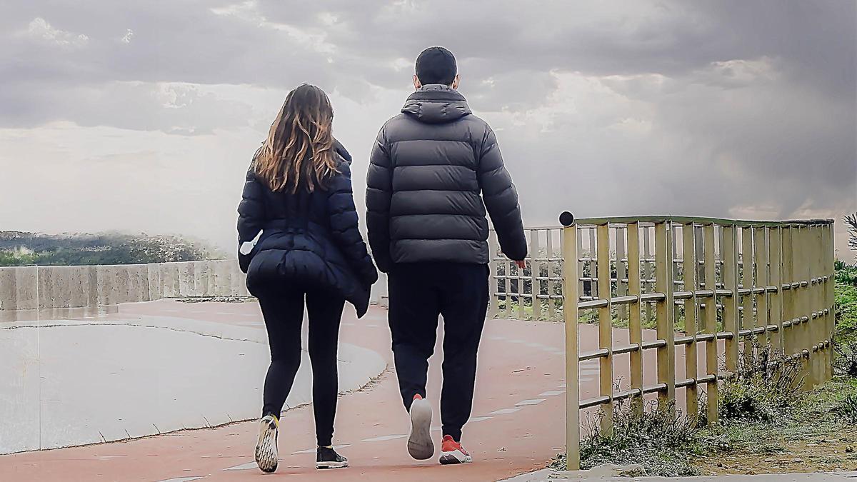 Una mujer y un hombre paseando.