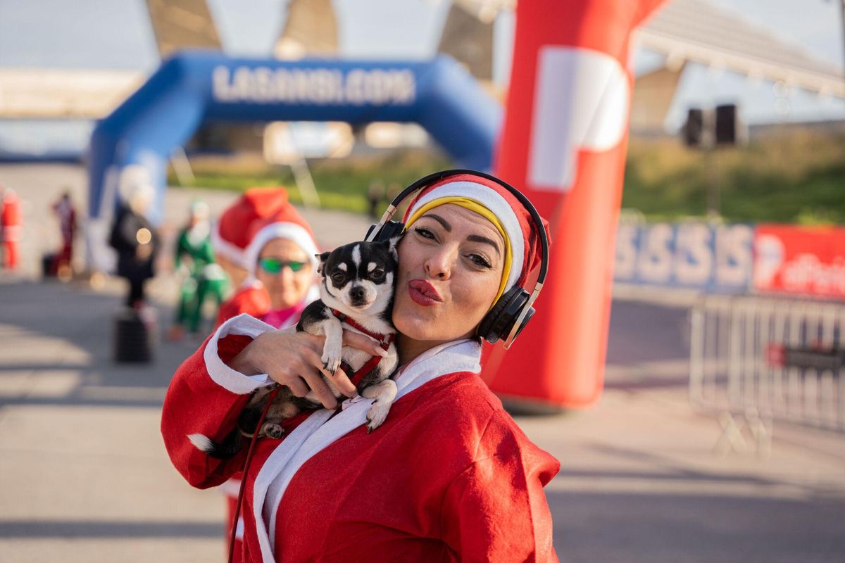 Cientos de Santa Claus corren por Barcelona en la primera Cursa del Pare Noel