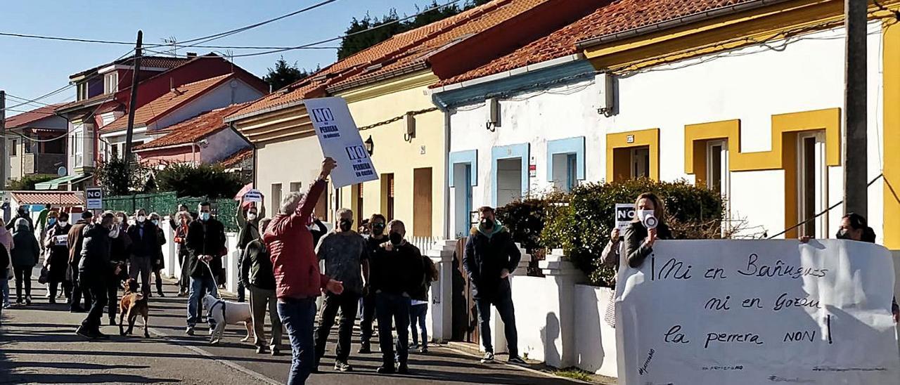 Participantes en la movilización de ayer en Bañugues.