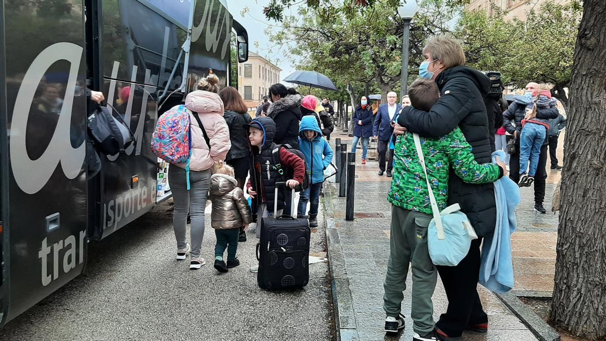 Llegada al Campus, desde Cracovia, del autobús de la Universidad Católica con los refugiados.