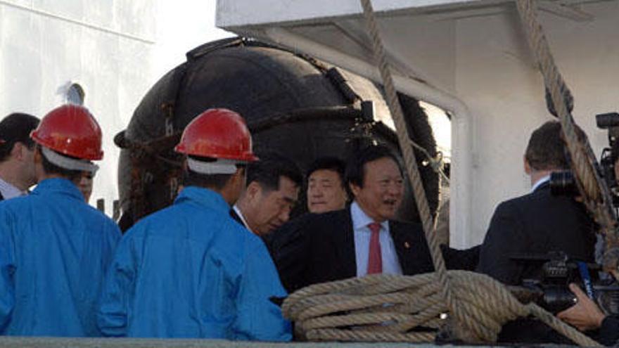 La delegación china, el domingo, visitando uno de los barcos de su bandera. i JUAN CARLOS CASTRO