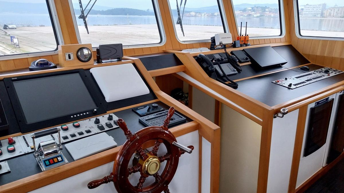 Interior del puente de un cerquero en un muelle del sur de Galicia