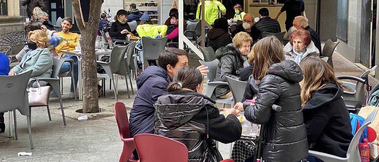 Terraza de un bar en La Corredera de Elche. |