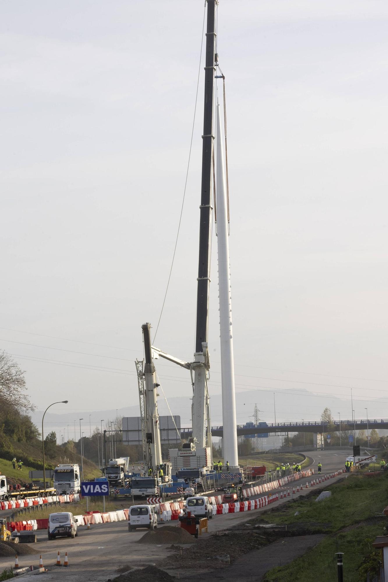 EN IMÁGENES: Así fue la instalación del mástil de 55 metros en las obras de la entrada de Oviedo